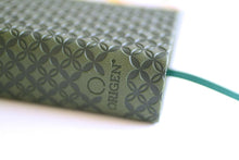 Cargar imagen en el visor de la galería, BIBLIA RVR60 PIEL VERDE CON FLORES Y SEPARADOR