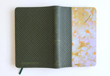 Cargar imagen en el visor de la galería, BIBLIA RVR60 PIEL VERDE CON FLORES Y SEPARADOR