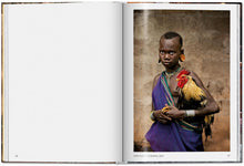 Cargar imagen en el visor de la galería, STEVE MCCURRY ANIMALS (HC)