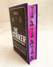 Cargar imagen en el visor de la galería, DIOSES DEL JUEGO 01 THE STRIKER LOS OPUESTOS SE ATRAEN (CANTOS PINTADOS) (TD)