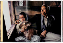 Cargar imagen en el visor de la galería, STEVE MCCURRY ANIMALS (HC)
