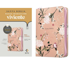 Cargar imagen en el visor de la galería, BIBLIA NTV COMPACTA JARDIN CORAL CON ZIPER (FILAMENT)