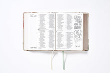 Cargar imagen en el visor de la galería, NBLA BIBLIA EDICION ARTISTICA ILUSTRADA CREMA