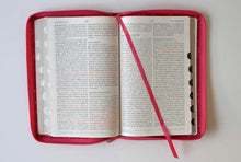 Cargar imagen en el visor de la galería, BIBLIA REINA VALERA 1960 LETRA GRANDE FUCSIA CON ZIPPER "