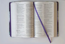 Cargar imagen en el visor de la galería, BIBLIA REINA VALERA 1960 LETRA GRANDE MORADA CON FLORES (TD)