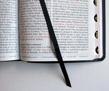 Cargar imagen en el visor de la galería, BIBLIA RVR60 PIEL PREMIER NEGRA CON INDICE