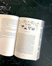 Cargar imagen en el visor de la galería, ZODIAC ACADEMY 01 EL DESPERTAR (CANTOS PINTADOS) (TD)