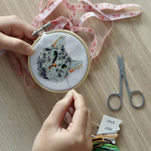Cargar imagen en el visor de la galería, MINI KIT BORDADO DE PUNTO DIY PATRON GATO (GG239)