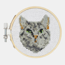 Cargar imagen en el visor de la galería, MINI KIT BORDADO DE PUNTO DIY PATRON GATO (GG239)