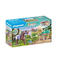 Cargar imagen en el visor de la galería, ESTABLO DE CABALLOS CON AMELIA Y WHISPER (71356)