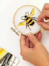 Cargar imagen en el visor de la galería, MINI KIT DE BORDADO ABEJA (GG256)