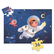 Cargar imagen en el visor de la galería, ROMPECABEZA AN ASTRONAUT ON THE MOON 36 PCS (DJ07301)
