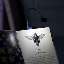 Cargar imagen en el visor de la galería, LAMPARA DE LECTURA BOOK LOVERS READING LIGHT BEE (43902)
