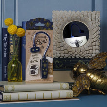 Cargar imagen en el visor de la galería, LAMPARA DE LECTURA BOOK LOVERS READING LIGHT BEE (43902)
