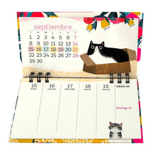 Cargar imagen en el visor de la galería, CALENDARIO DE ESCRITORIO CATS 2025 (CAT-07-25)
