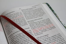 Cargar imagen en el visor de la galería, BIBLIA RVR 1960 LETRA GRANDE TELA VERDE CON FLORES (TD)
