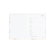 Cargar imagen en el visor de la galería, AGENDA DIARIA 12M PEQUENA PHOTO TEDDY BEAR CHERRY WHITE 2027 (AG2712117)
