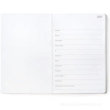 Cargar imagen en el visor de la galería, AGENDA SEMANAL 12M MEDIANA PHOTO TRAVEL STICKERS 2027 (AG2712131)
