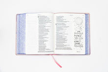Cargar imagen en el visor de la galería, BIBLIA NTV INSPIRA ACUARELA ROSA

