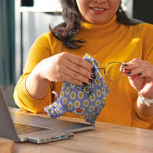 Cargar imagen en el visor de la galería, PAÑO PARA ANTEOJOS SOS LOOK AT ME DAISY (LOOK0057)
